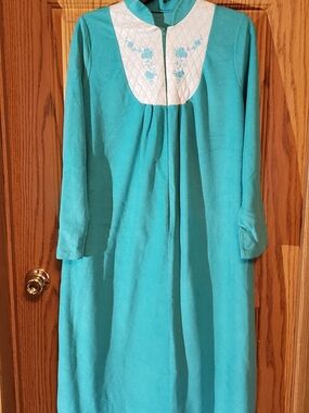 Source Unknown Turquoise & White Long Women's Robe. Vintage 1970s. Large. Pocket